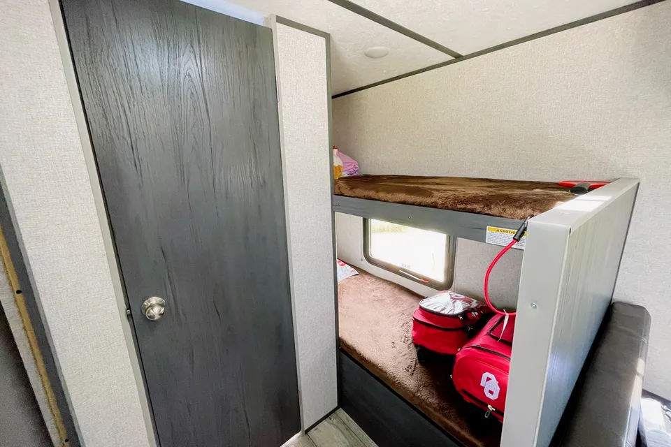🚐 The Campventure Cruiser 🚐 Sleeps 6 • Dutchman Travel Trailer • Ready for adventure!