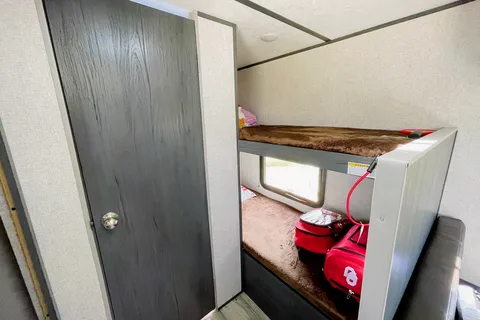 🚐 The Campventure Cruiser 🚐 Sleeps 6 • Dutchman Travel Trailer • Ready for adventure!