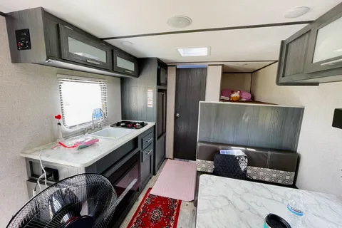 🚐 The Campventure Cruiser 🚐 Sleeps 6 • Dutchman Travel Trailer • Ready for adventure!