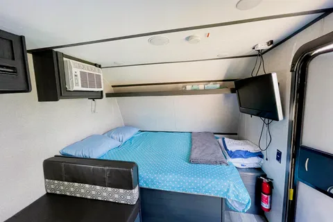 🚐 The Campventure Cruiser 🚐 Sleeps 6 • Dutchman Travel Trailer • Ready for adventure!