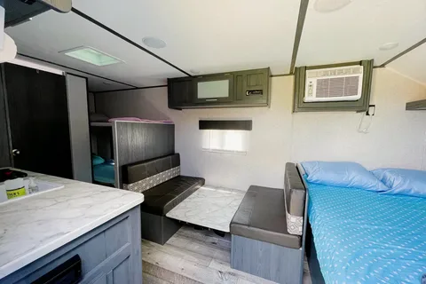 🚐 The Campventure Cruiser 🚐 Sleeps 6 • Dutchman Travel Trailer • Ready for adventure!