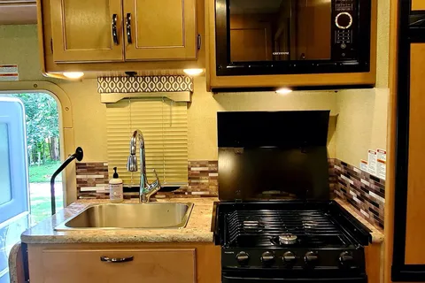 Modern Thor Freedom Elite RV 22FT