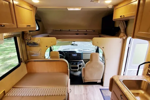 Modern Thor Freedom Elite RV 22FT