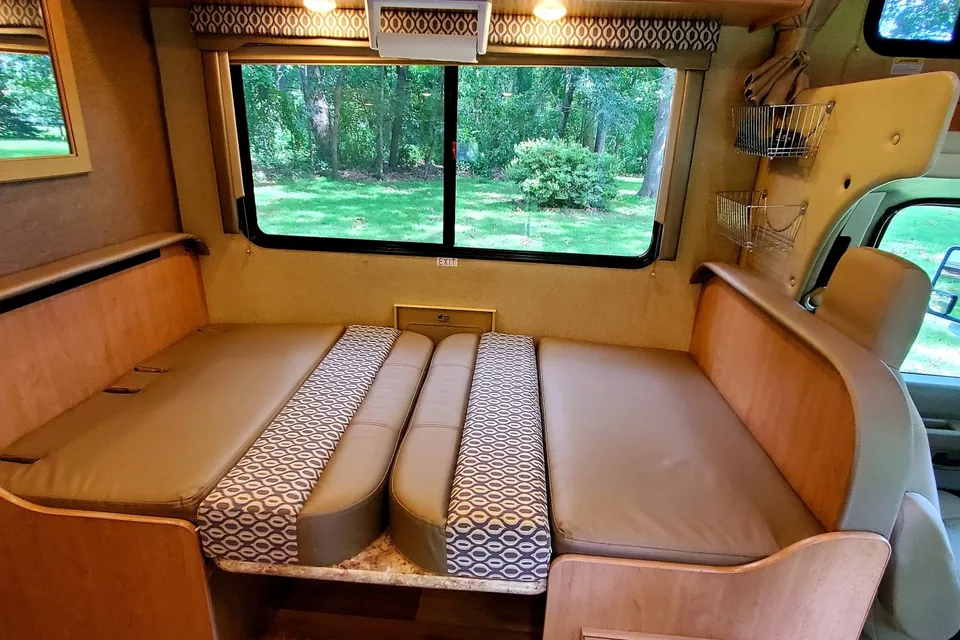 Modern Thor Freedom Elite RV 22FT