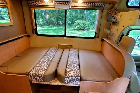 Modern Thor Freedom Elite RV 22FT
