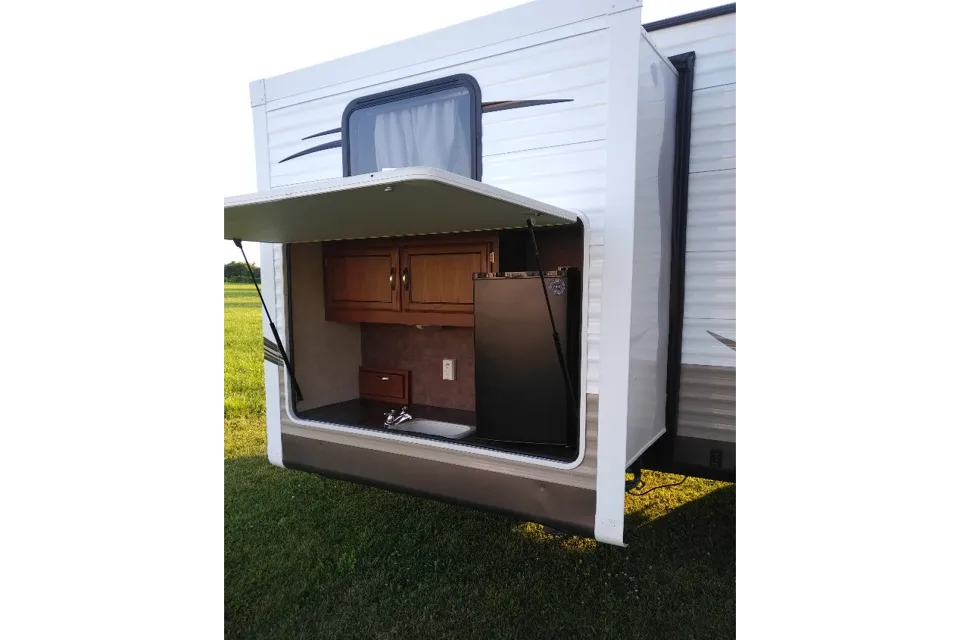 Forest River Wildwood 31KQBTS Travel Trailer