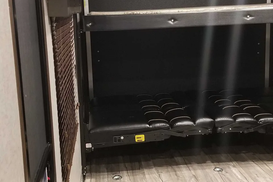 Shawn 's Forest River Wolfpack 24pack14  Toy Hauler