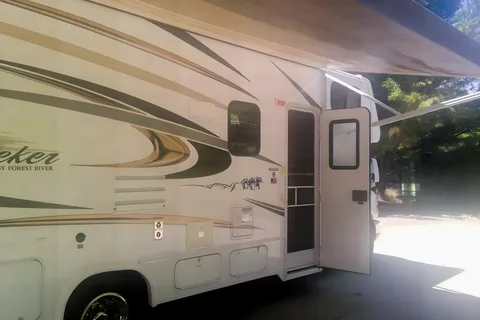 SUNSEEKER 25Ft. w/ 3 Slides - Rusty's RV Adventure