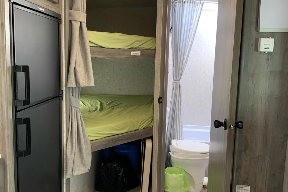 Coachmen Apex Arctic