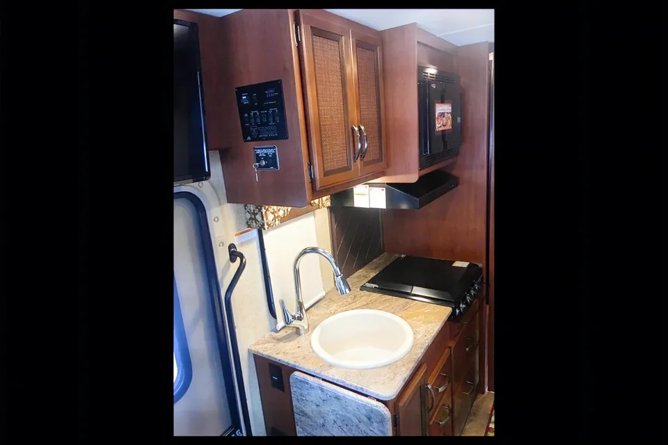 “Getaway” 2016 Thor Axis 24.1 Class A crossover to Class C
