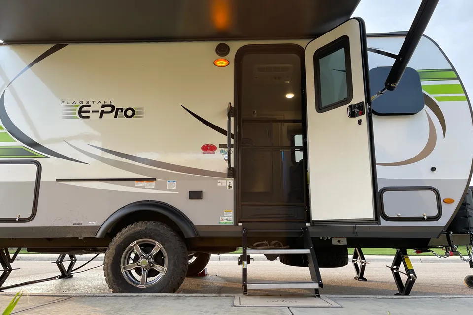 Joseph's Flagstaff E Pro 16 BH Travel Trailer