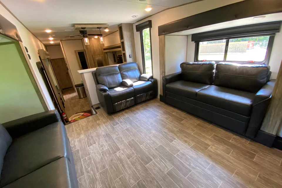 Crain - Cherokee Arctic Wolf 3990 Fifth Wheel