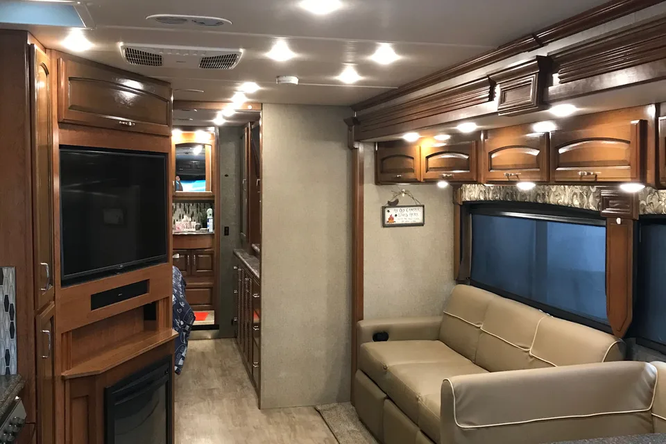 Ronnie's Holiday Rambler Navigator xe Class A Delivery / Stationary only