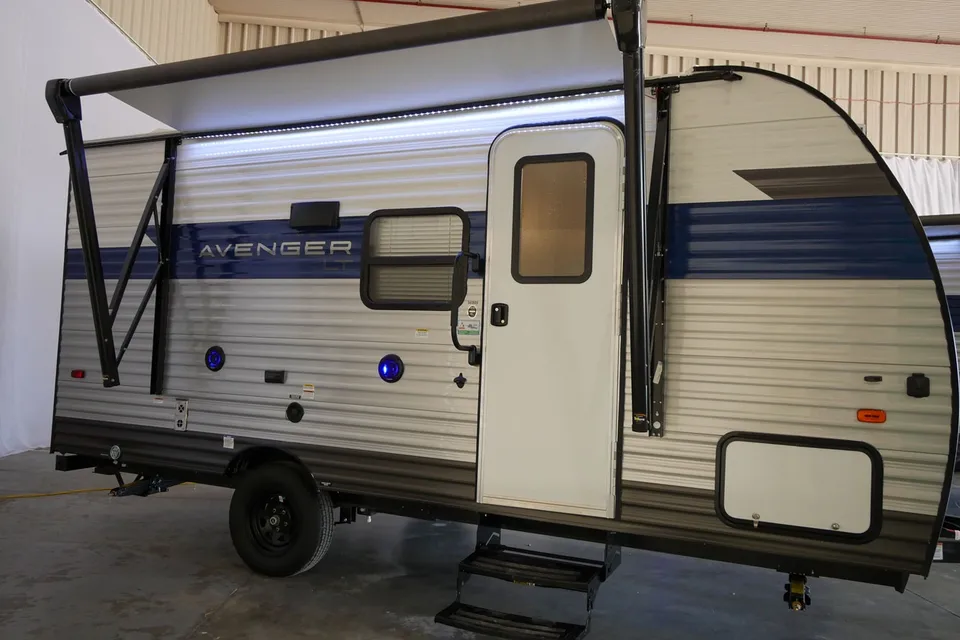 DISCOUNTED *SUV and VAN Towable  AVENGER 16BH