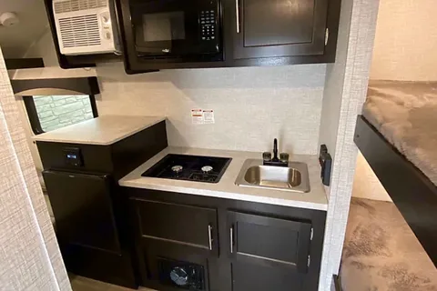 Braxton Bushwacker 17BH Micro Trailer, Sleeps 4! 