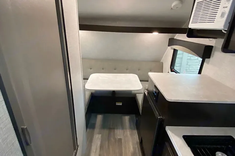 Braxton Bushwacker 17BH Micro Trailer, Sleeps 4! 