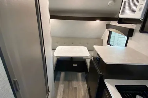 Braxton Bushwacker 17BH Micro Trailer, Sleeps 4! 