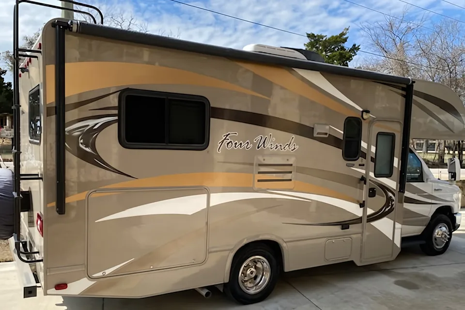 Chuck and Tammy’s Four Winds 22E Class C