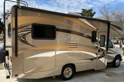 Chuck and Tammy’s Four Winds 22E Class C