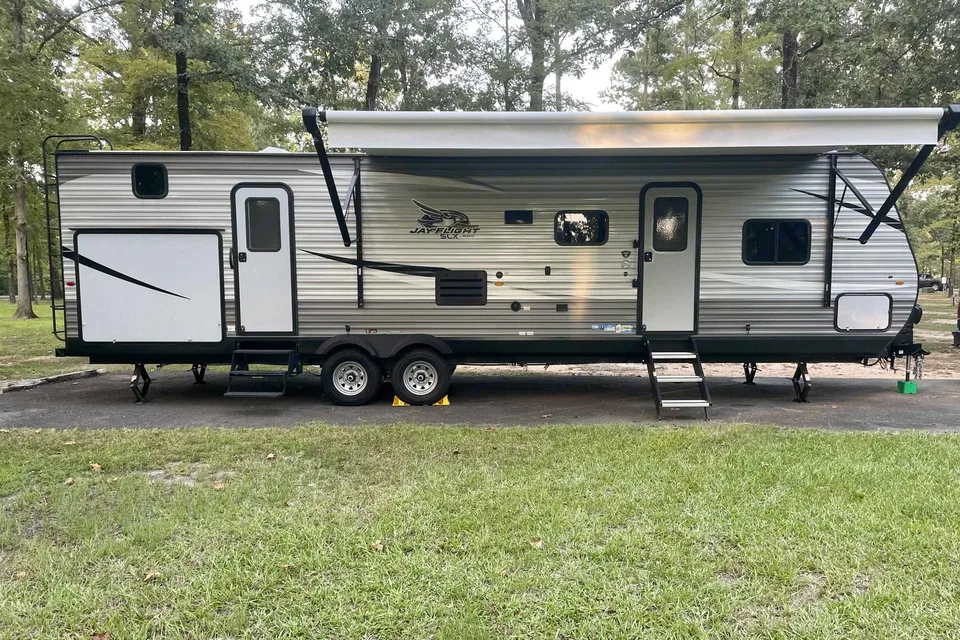 Dual Air Conditioners! Spacious 2021 Jayco Jay Flight. Delivery available.