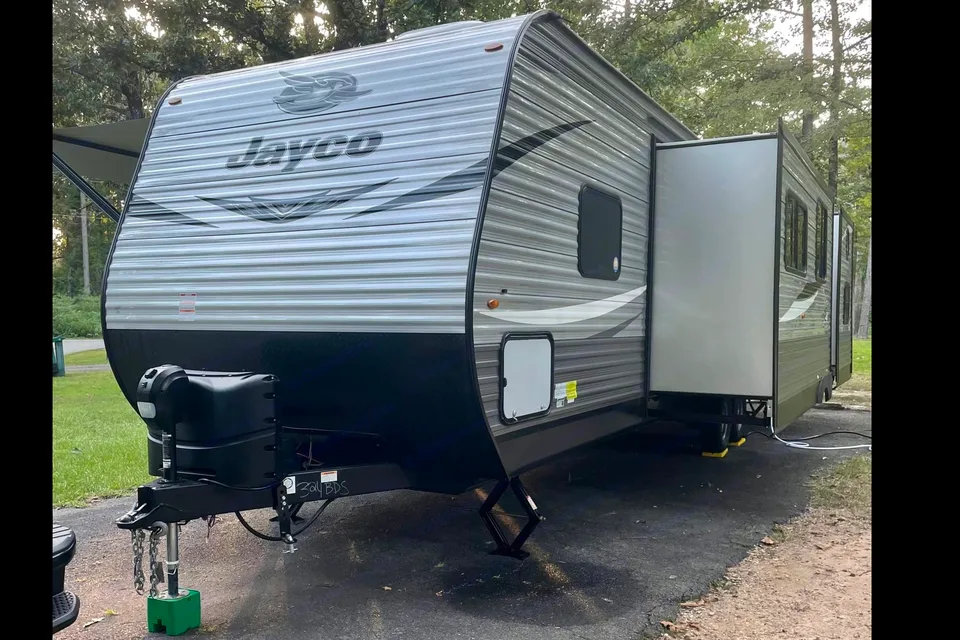 Dual Air Conditioners! Spacious 2021 Jayco Jay Flight. Delivery available.