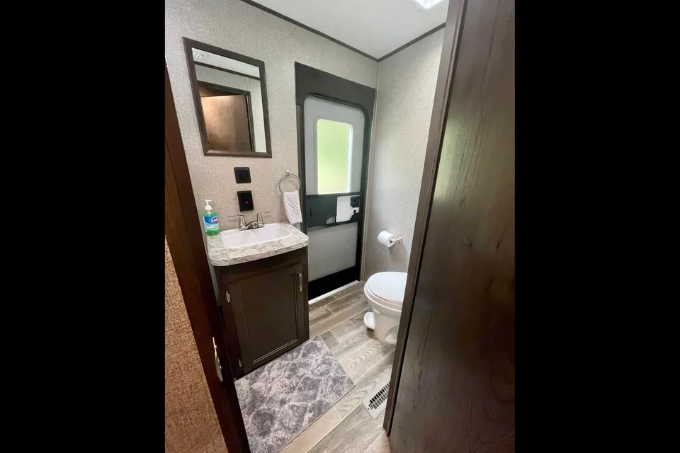 Dual Air Conditioners! Spacious 2021 Jayco Jay Flight. Delivery available.