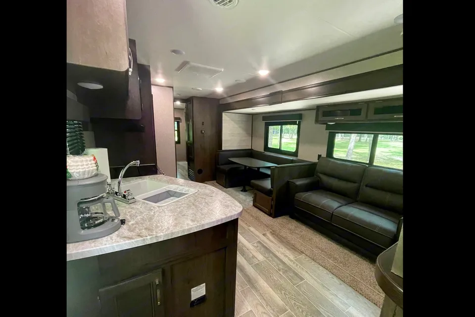 Dual Air Conditioners! Spacious 2021 Jayco Jay Flight. Delivery available.