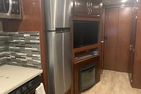 New Luxury 34" Motorhome , Fully Loaded
