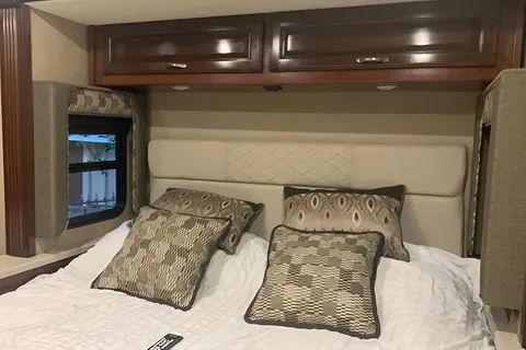 New Luxury 34" Motorhome , Fully Loaded