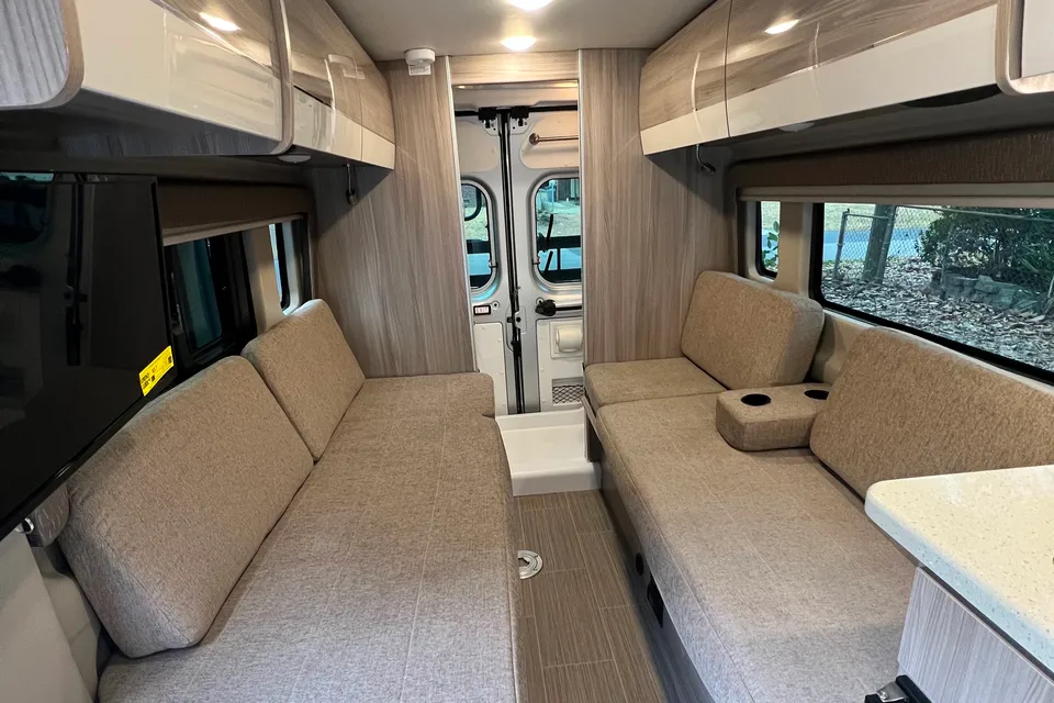 Mullet Adventure's Thor Motor Coach Sequence 20L Class B