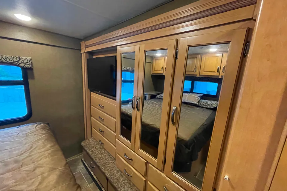 Jackpot Joe Adventures (The Bellagio) Unlimited Miles SLEEPS 8 Unit #4