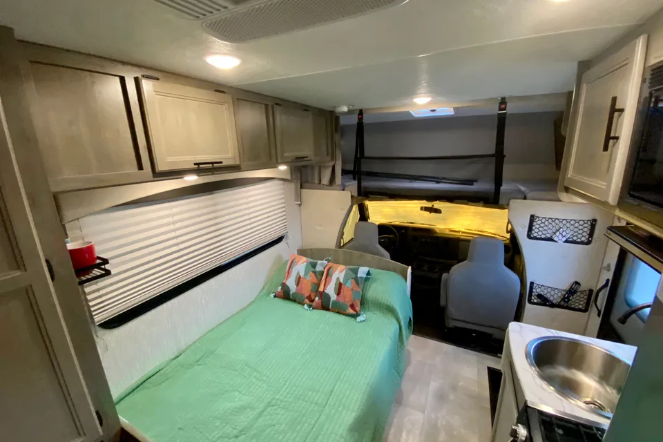 Easy to drive - 2021 perfect size Class C - HotelBuster