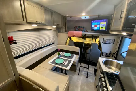 Easy to drive - 2021 perfect size Class C - HotelBuster