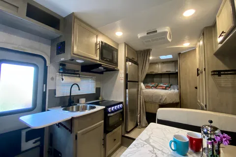 Easy to drive - 2021 perfect size Class C - HotelBuster