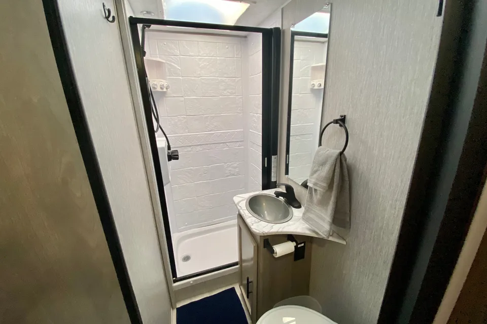 Easy to drive - 2021 perfect size Class C - HotelBuster
