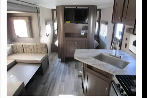 Very clean and Pristine 24ft family trailer - sleeps 8