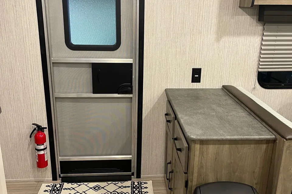 Palomino Puma XLE Lite 25BHSC Travel Trailer Sleeps 8! Has Bunks!