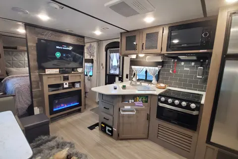 Maku's Travel Trailer - Hotel on wheels