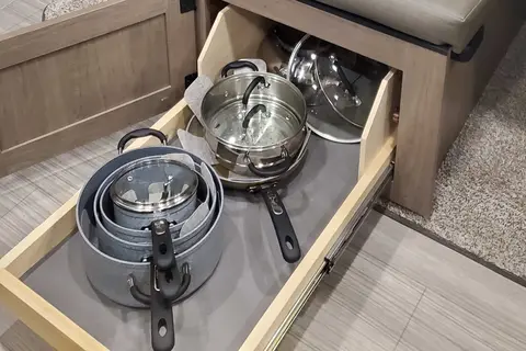 Maku's Travel Trailer - Hotel on wheels