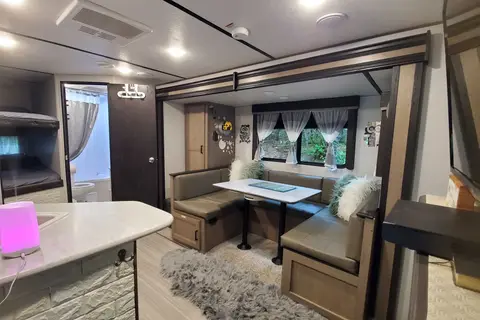 Maku's Travel Trailer - Hotel on wheels
