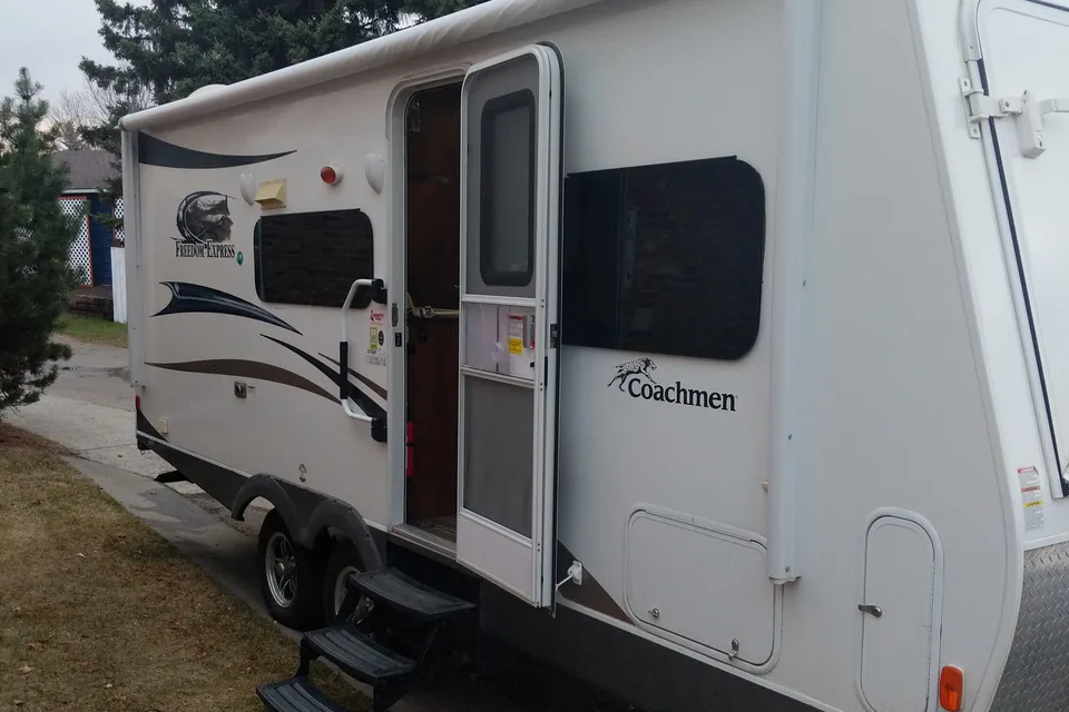 Kermit's Coachman Freedom Express Hybrid