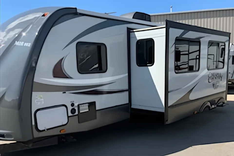 Lorah's Maple Country Crossroads Travel Trailer
