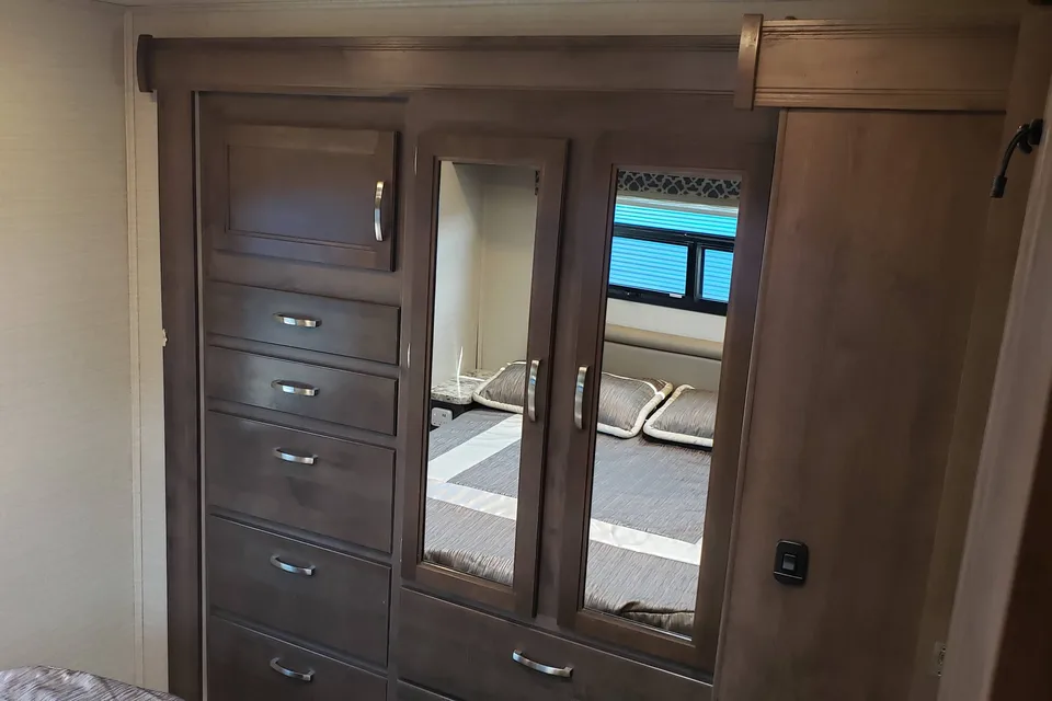 "Adventure Seeker" Sleeps Up to 10.  125 Miles Included!
