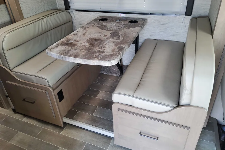 2022 Thor Chateau 25V Sleeps 7