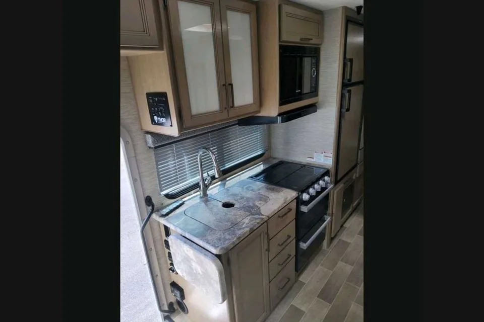 2022 Thor Chateau 25V Sleeps 7