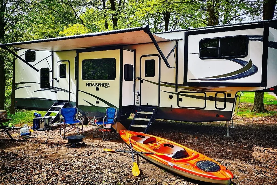Coonhound RV Hemisphere 378FL  