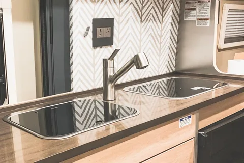 "The Family Vandalorian" Hymer Aktiv 2.0 w/ LOFT