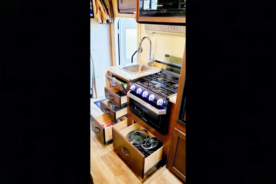 Family 2019 Chevrolet Motorhome - Thor Freedom Elite Class C