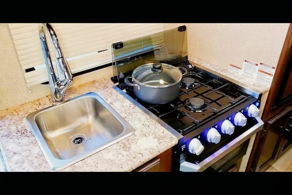 Family 2019 Chevrolet Motorhome - Thor Freedom Elite Class C