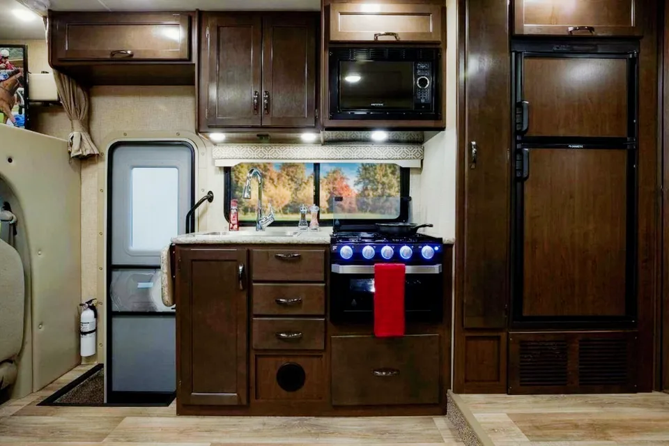 Family 2019 Chevrolet Motorhome - Thor Freedom Elite Class C